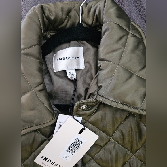 New with tags. Olive green quilted jacket with pockets and 1 inside pocket - Picture 4 of 11